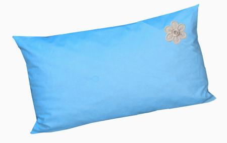 Zirbenkissen - befüllt mit Tiroler Zirbenflocken - wählbar mit verschiedenen Motiven (20 x 30 cm, blau - mit Organza Blume elfenbein + Strass-Steinchen)